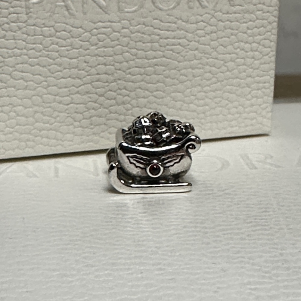 Pandora great shape Santa’s sleigh Christmas red garnet crystals s925 ale charm